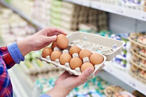 El huevo posee retinoides, un compuesto químico que está relacionado con la vitamina A El huevo posee retinoides, un compuesto químico que está relacionado con la vitamina A