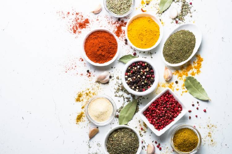 especias cuencos Una variedad de especias dentro de cuencos blancos