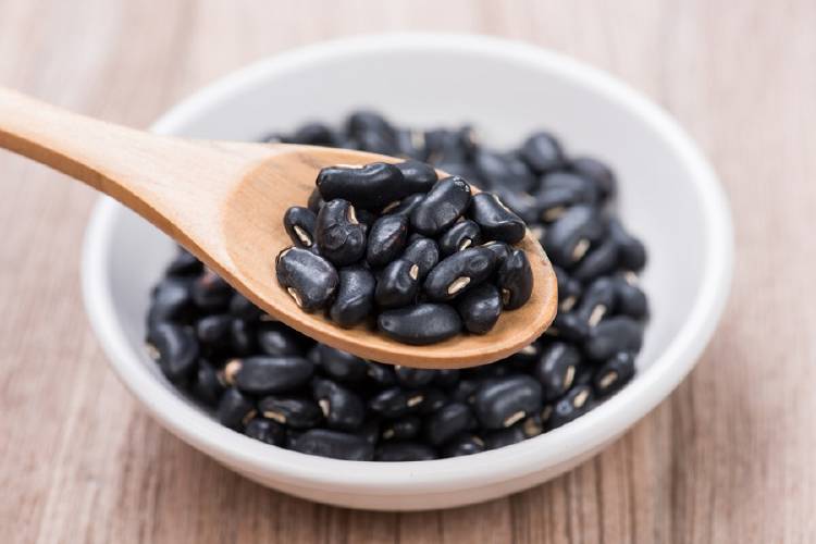 judias negras plato blanco y cuchara con judias negras