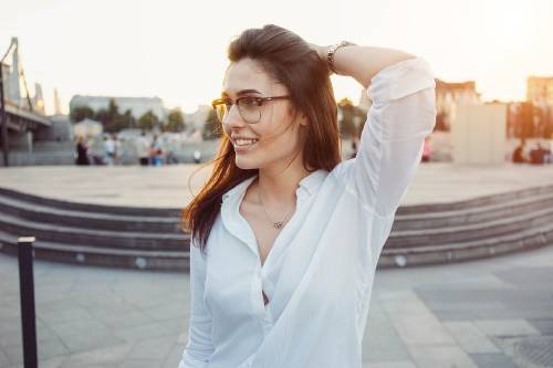 mujer camisa blanca