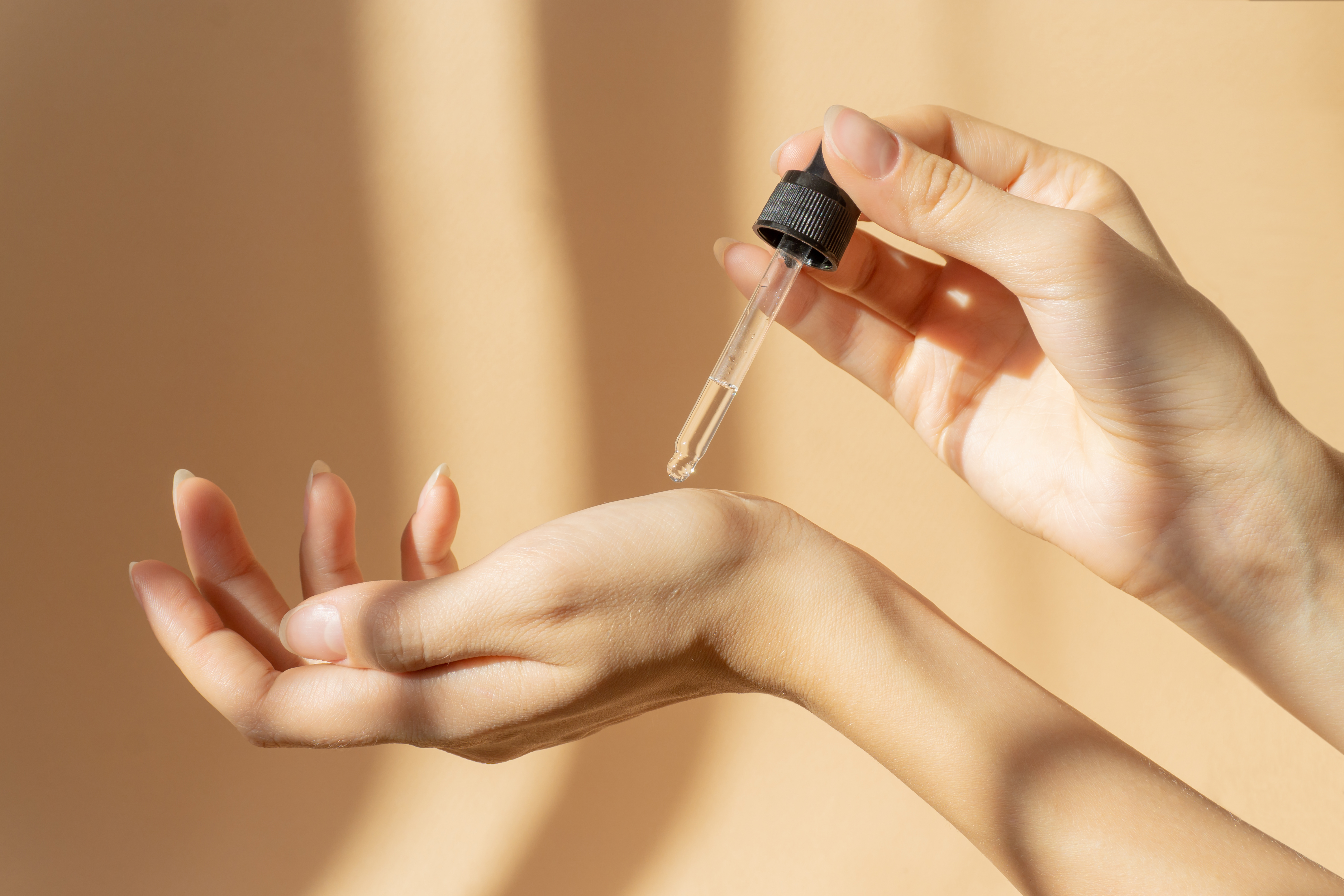 Persona aplicándose sérum en la piel Persona aplicándose sérum en la piel