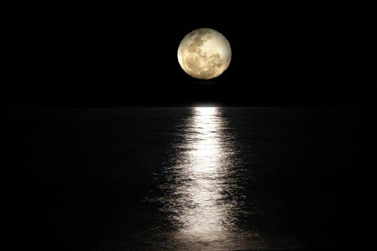 Luna llena sobre el mar