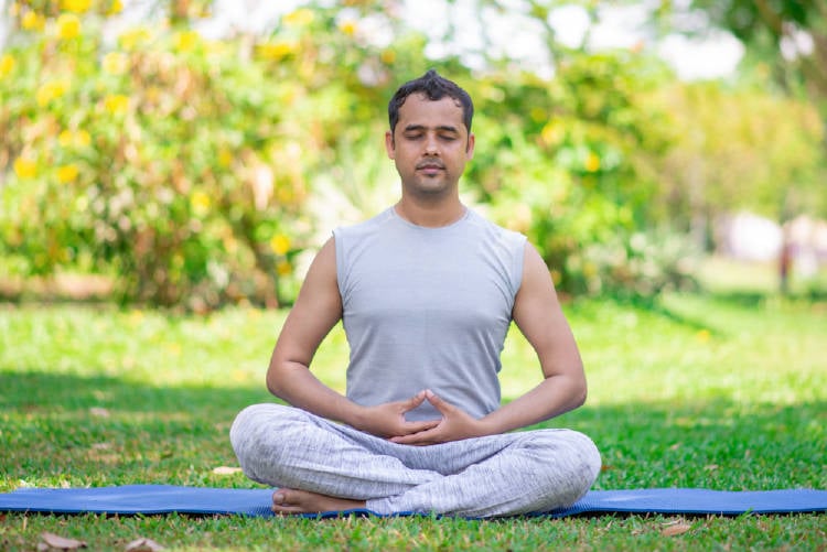 Hombre practicando dhyana mudra