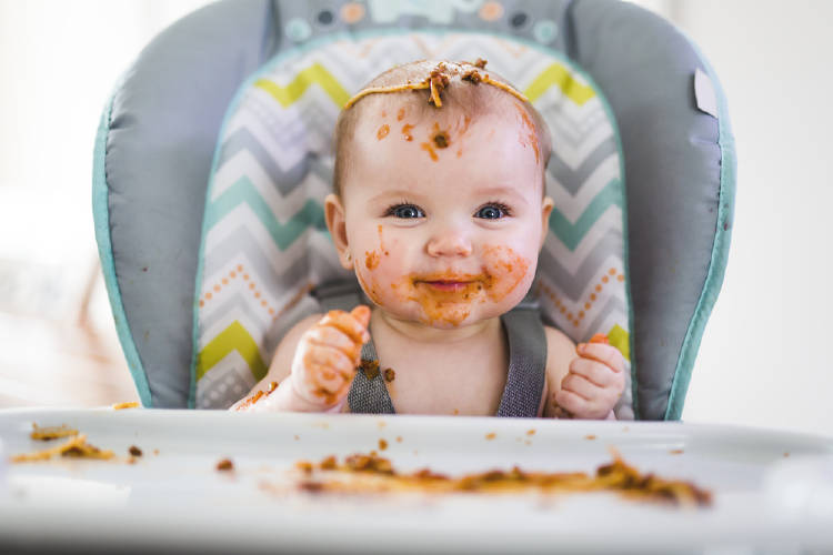 bebe comiendo