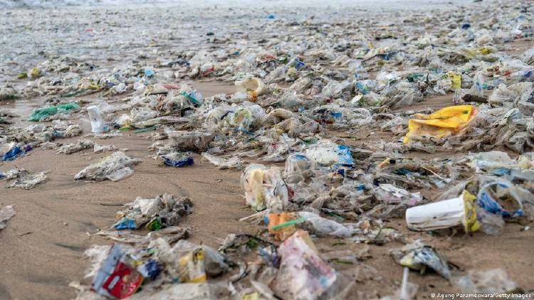 Playas plásticos océanos El plástico de los océanos perjudica a la fauna y flora silvestres, así como a las industrias pesquera y turística.