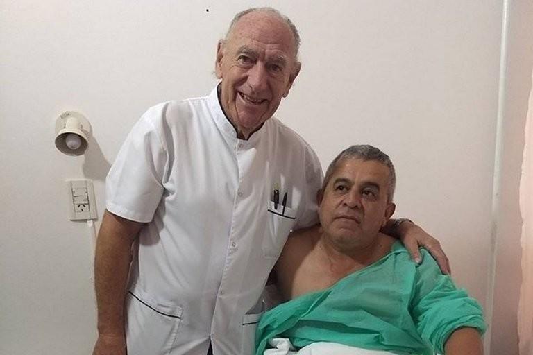 El médico no cobró la cirugía al enterarse que su paciente es bombero El médico no cobró la cirugía al enterarse que su paciente es bombero