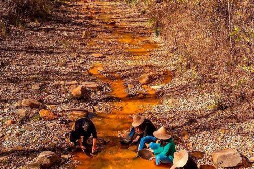 oro Los visitantes pueden explorar galerías subterráneas y descubrir el legado minero de la región. Fuente: Argentina.gob.ar