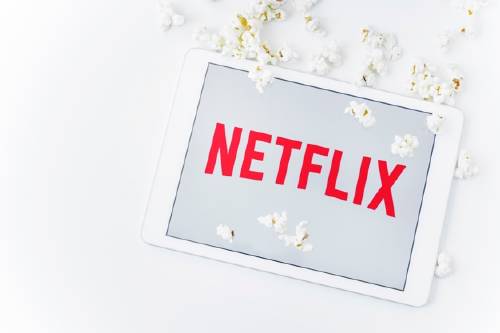 palomitas maiz derramadas cerca logo netflix_23 2147930752