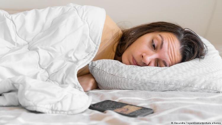 Expertos advierten: aléjese del móvil si quiere dormir bien