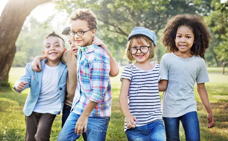 niños jugando en la naturaleza