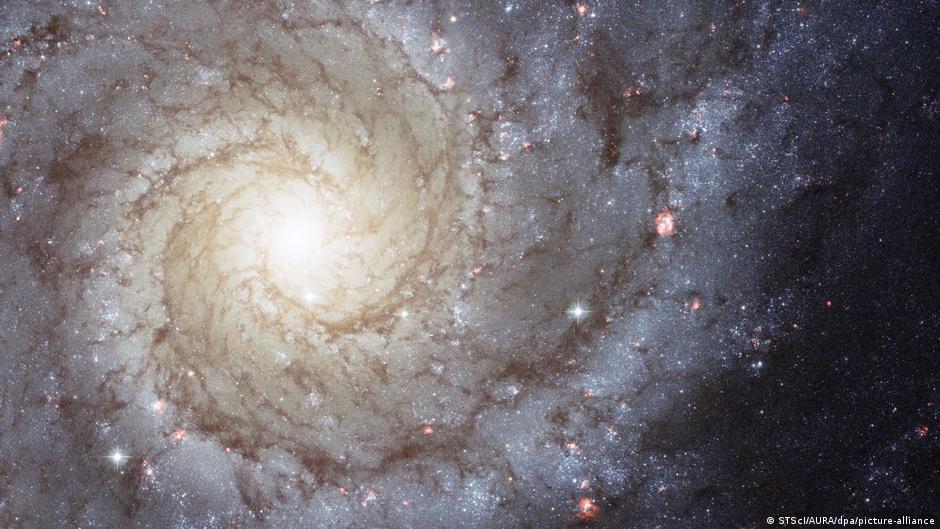 Imagen de Hubble galaxia NGC 628 La imagen del Hubble de la galaxia NGC 628 es una composición de los datos de la Cámara Avanzada de Sondeos del telescopio tomados en 2003 y 2005.