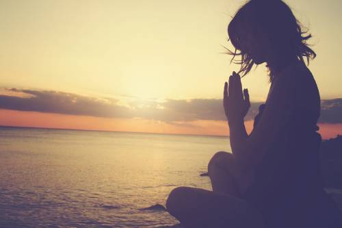 meditación en la playa