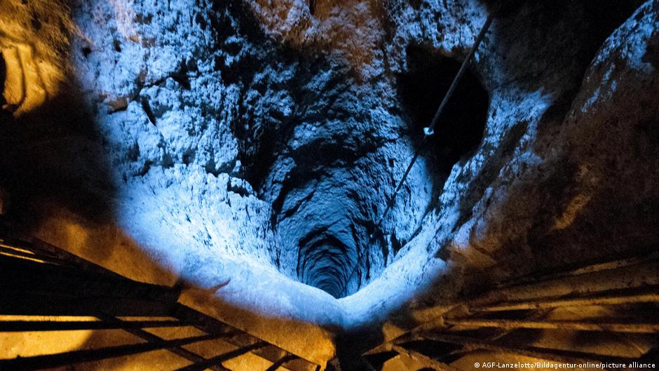 Ciudad subterránea en Turquía Entrada a la ciudad subterránea de Derinkuyu, en Turquía.