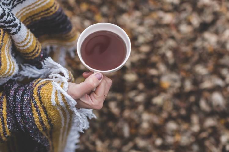 Una mujer sostiene una taza de té