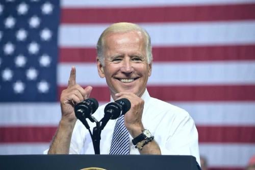 Biden anunció que Estados Unidos buscará reducir las emisiones de carbono a la mitad para 2030