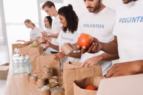 voluntarios preparan una comida sustentable