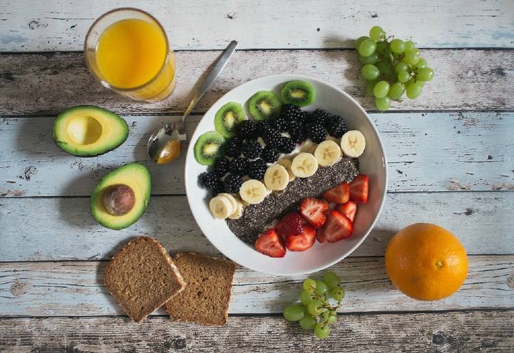 Frutas y semillas en un recipiente