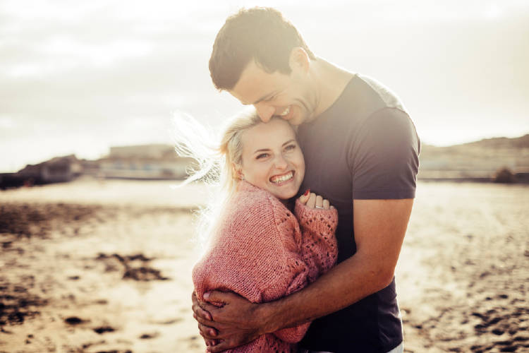 Una pareja en la playa