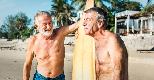 dos viejos amigos surfistas divirtiendose en la playa