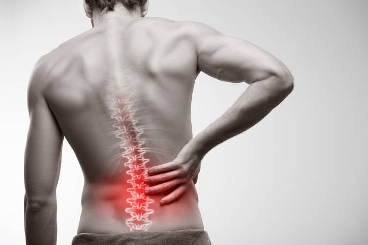 dolor de espalda Un hombre con dolor de espalda