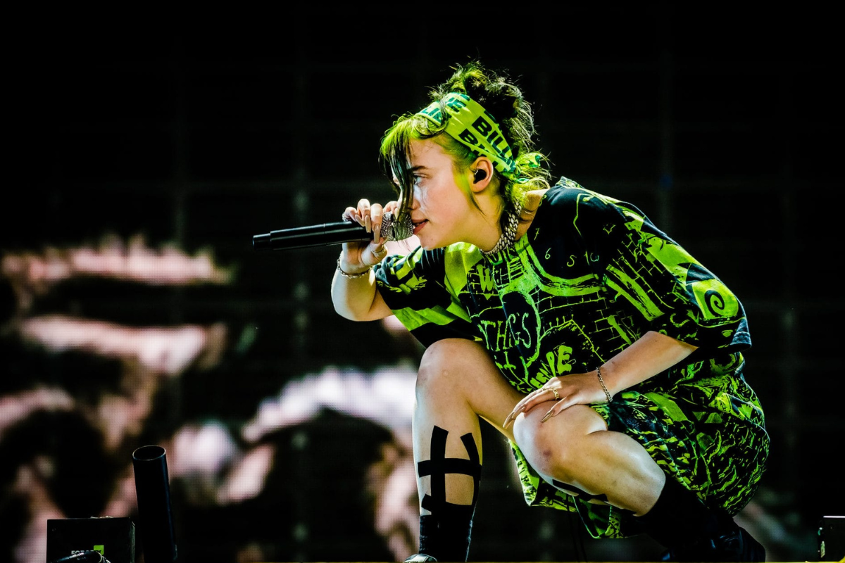 Billie Eilish lanzó un tour que promete revolucionar la industria musical con un fuerte compromiso ecológico. (Imagen: Chatgpt)