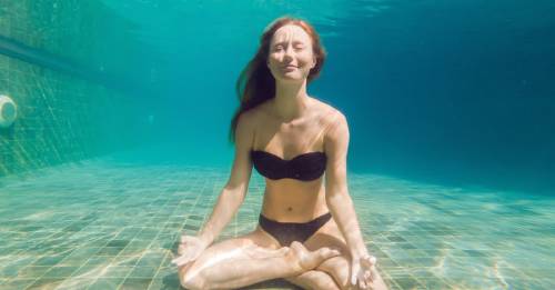 Todos los beneficios de hacer yoga acuático y cómo practicarlo