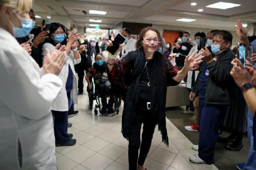 Enfermera es dada de alta del hospital, tras 8 meses de batalla contra el COVID-19