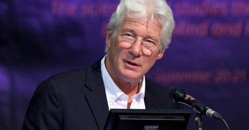 El solidario gesto de Richard Gere en un barco con refugiados del Mediterráneo