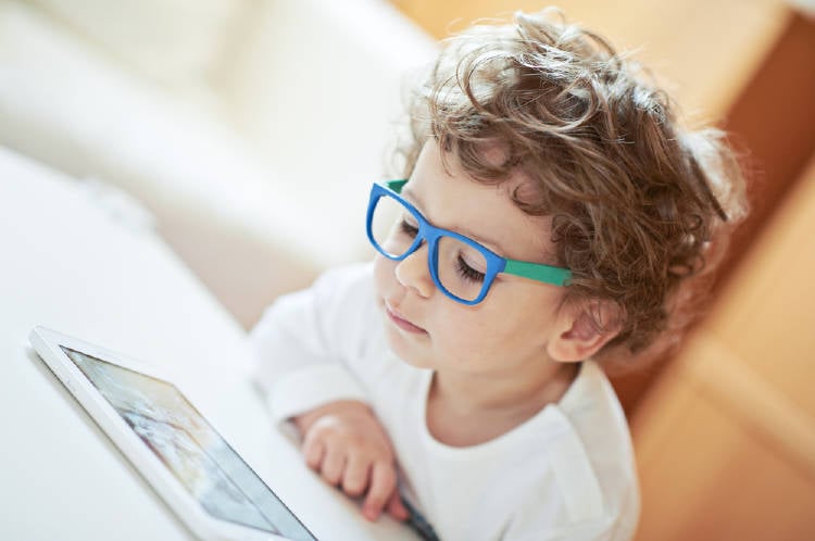 niño anteojos tableta