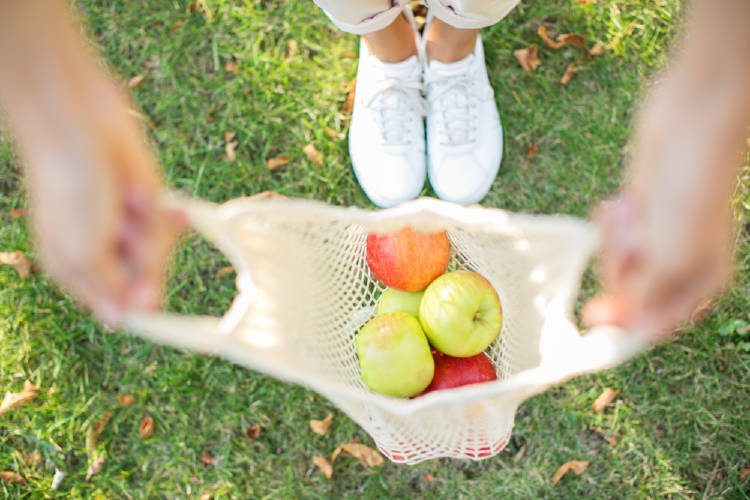 fruta en bolsa reutilizable