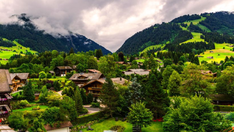 Gstaad Gstaad está en un valle, en pleno centro de la región del Oberland bernés. (Fuente: billikenlat)