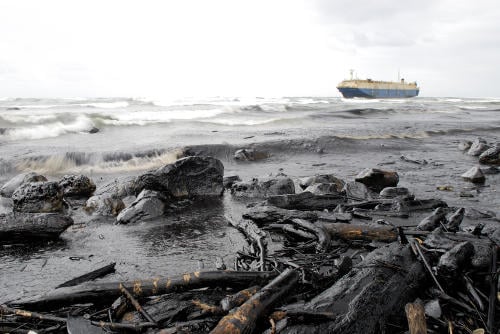 Un barco encallado vierte toneladas de petróleo en la isla Mauricio