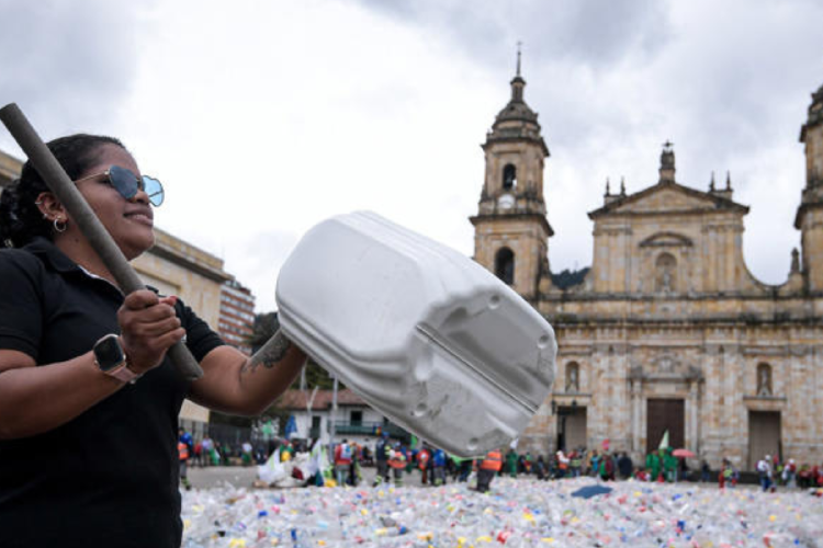 protesta bogota De acuerdo con los recicladores que organizaron la protesta, el valor del plástico ha caído 50 % durante el último mes. (msn.com)