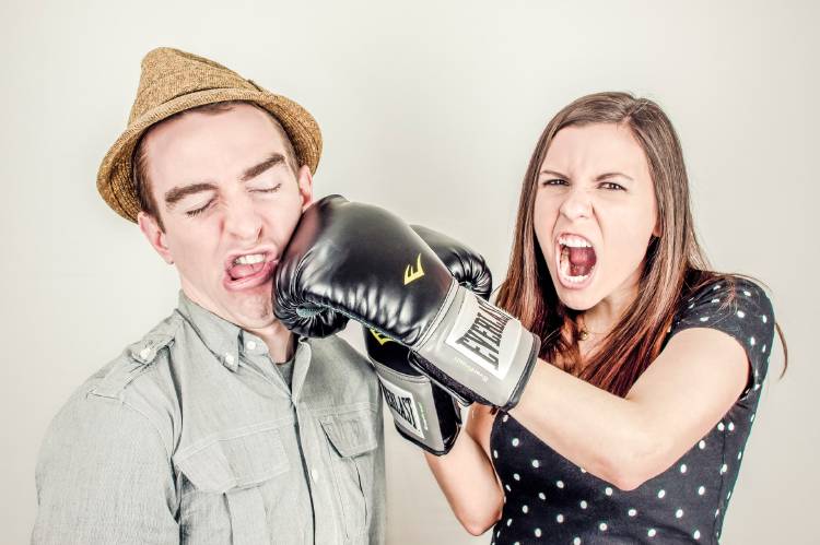 Una pareja peleando