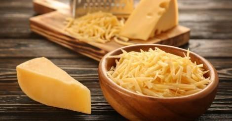 Según el Dr. Barnard los grupos industriales presionan al gobierno estadounidense para promocionar el consumo de queso Según el Dr. Barnard los grupos industriales presionan al gobierno estadounidense para promocionar el consumo de queso