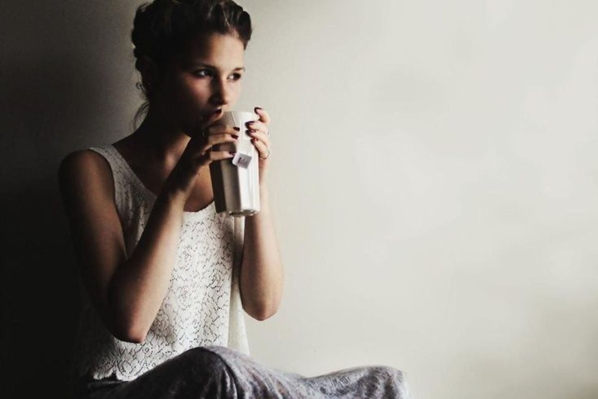 mujer tomando bebida Existen dos bebidas tan saludables como el agua, según Harvard (Foto: Pinterest)