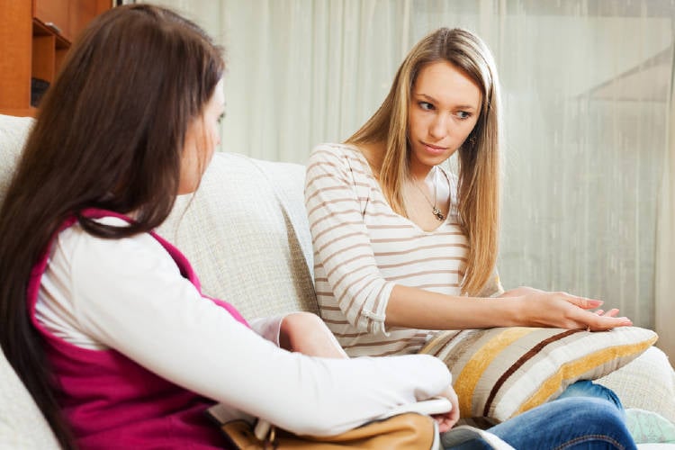 Mujeres conversando con seriedad