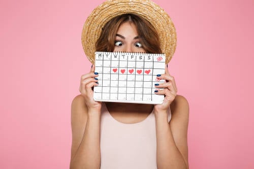 Mujer y calendario Mujer sosteniendo un calendario con sus manos