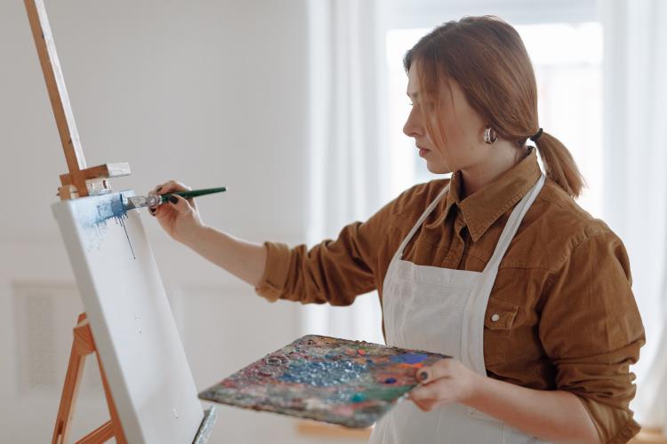 Mujer pintando un cuadro