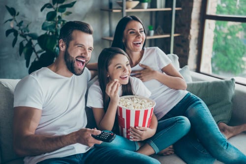 Familia mirando película