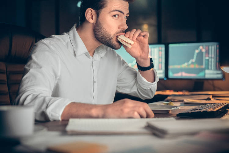 hombre comiendo escritorio