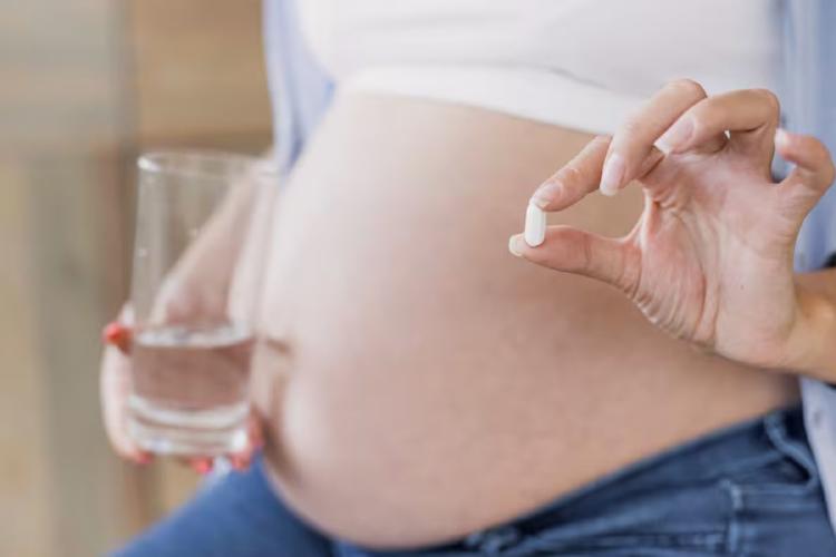 paracetamol embarazo El nuevo estudio se enfocó en examinar la posible relación entre el uso prenatal del paracetamol y el desarrollo posterior de trastornos del neurodesarrollo en niños, lo que incluye el trastorno del espectro autista y el trastorno por déficit de atención e hiperactividad (Fuente La Nacion) (Imagen: Freepik)