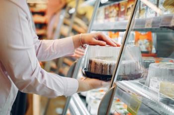Persona comprando un producto con envase de plástico en el supermercado Persona comprando un producto con envase de plástico en el supermercado