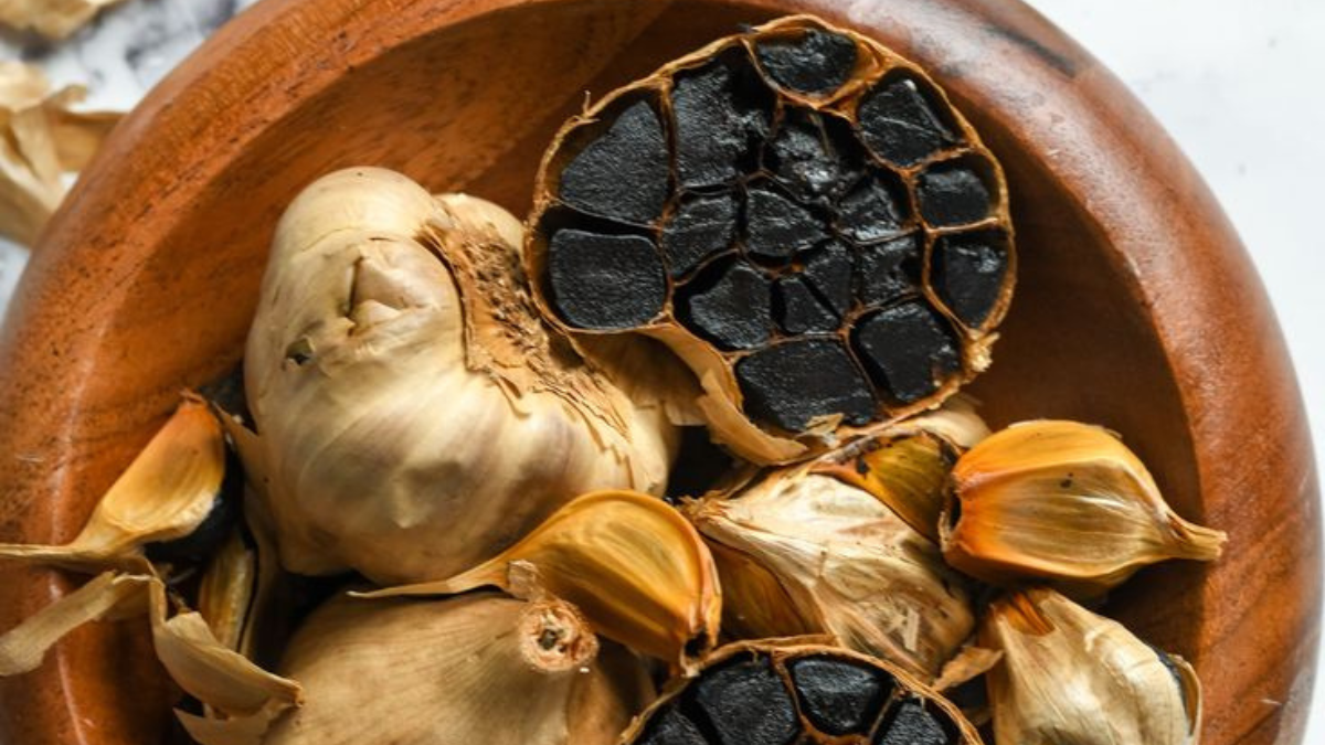 ajo negro Aunque provienen de la misma planta, el ajo negro y el ajo común tienen diferencias notables en sabor, propiedades y beneficios. Foto: Pinterest