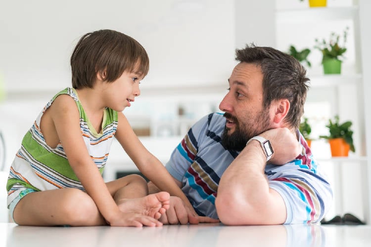 padre habla con su hijo niños dialogo familia