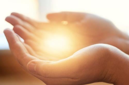 manos La luna nueva es ideal para practicar reiki (Foto: Pinterest)