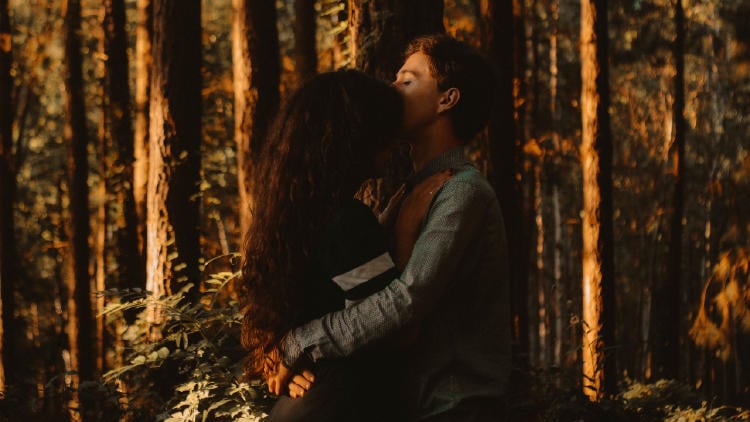 Pareja Pareja abrazándose