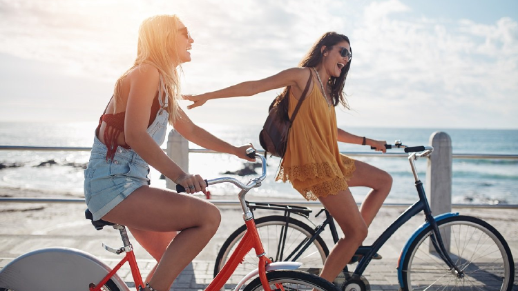 amigas en bicicleta