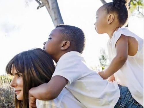 hijos de sandra bullock