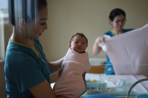 China permite tres hijos por familia